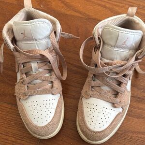 Nike Kids Sneakers in Beige and Brown